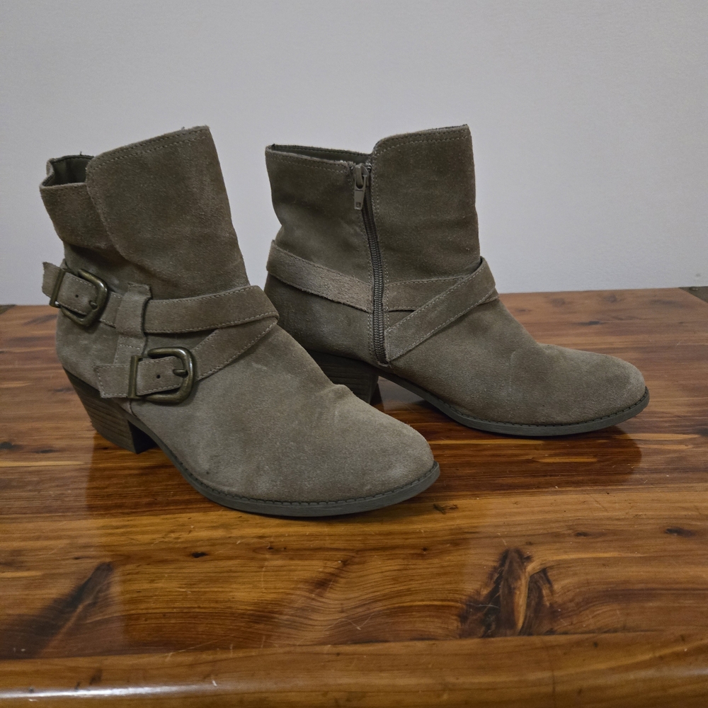 Me Too Taupe Booties with Buckle, Suede Sz 9,5